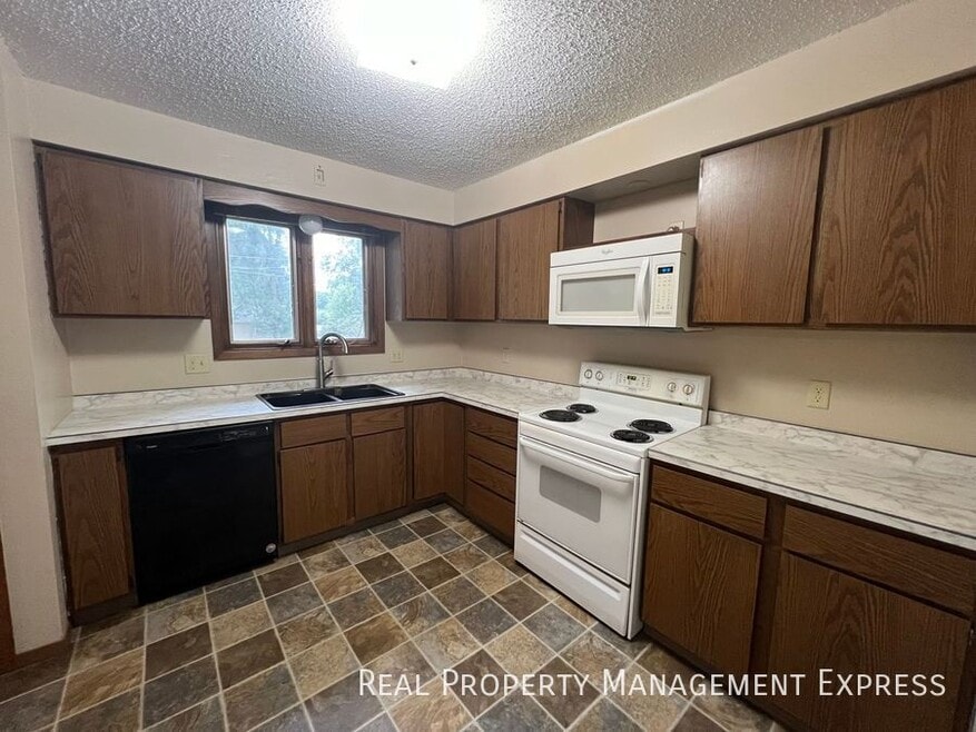 930 S Cleveland Ave, Sioux Falls, SD 57103 - photo 1