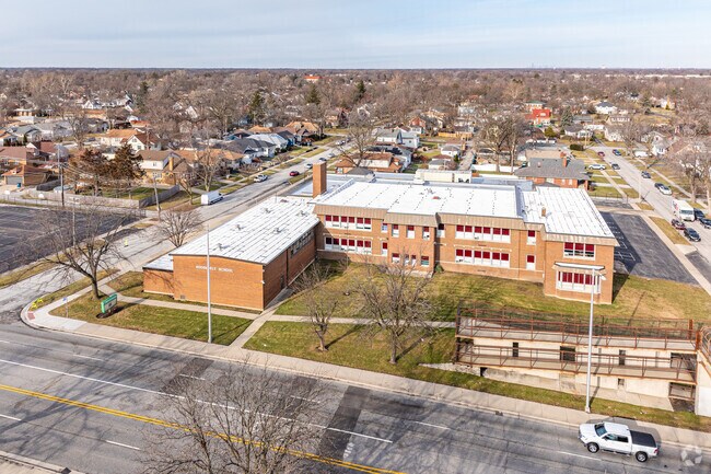 Roosevelt Elementary School has a student-teacher ratio of 17 to 1.