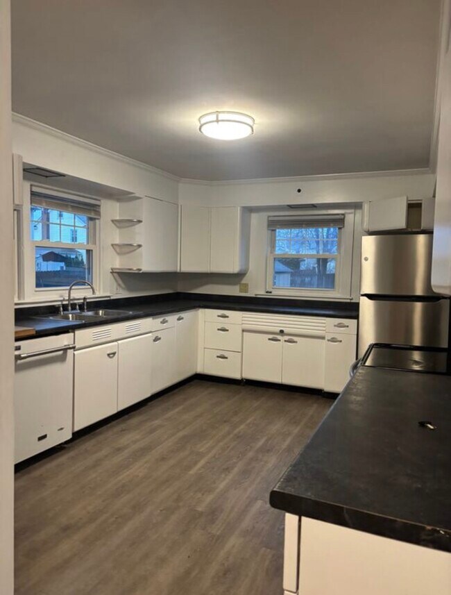 555 Main St Unit 555 #A, Cromwell, CT 06416