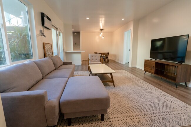 521 N Flores St, West Hollywood, CA 90048 - photo 4