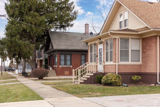 Most homes in Grant Park are priced from $190K to $420K.