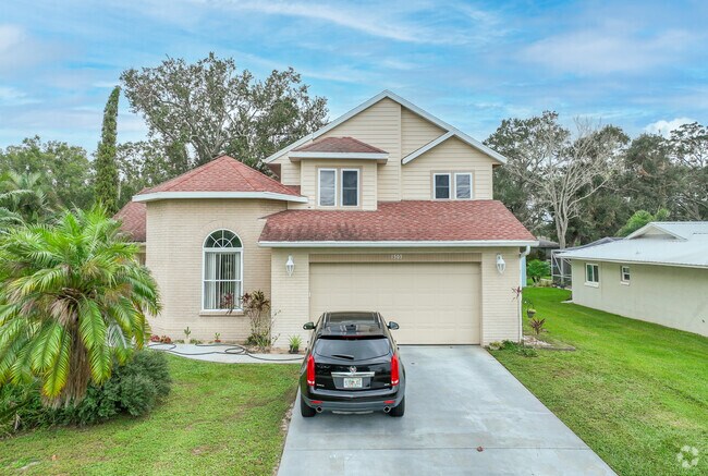 Sylvan Shores has several type of homes including contemporary two story.