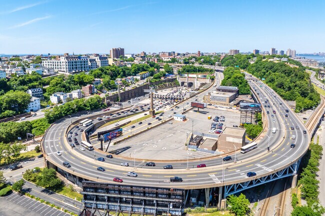 The Lincoln Tunnel connects Mountain Lakes to Manhattan for quick access to city life and culture.