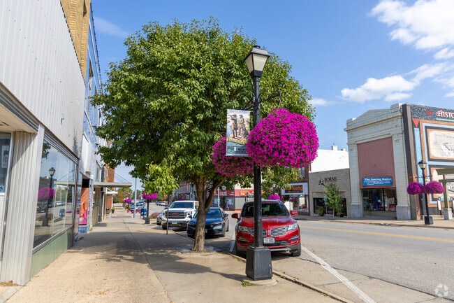 Center Avenue in Nebraska City has plenty of shopping options.