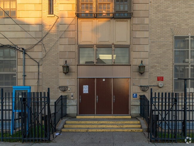 PS 100 Glen Morris has a student-teacher ratio of 14 to 1.