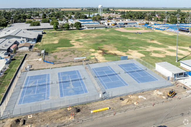 There are tennis courts at Dos Palos High School in Dos Palos.