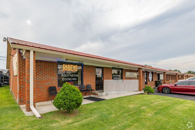 Everlina's Southern Cooking serves delicious ribeye and brisket in Hazel Green.