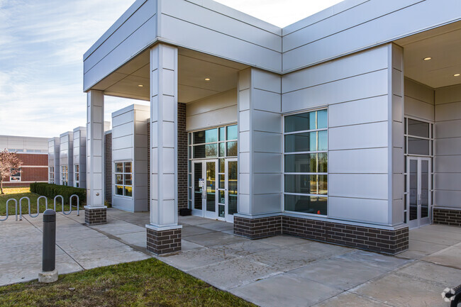 Belmont students enjoy the closeness of a suburban neighborhood with access to the metropolitan