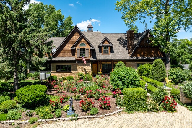 In Bluff City, discover a tranquil retreat: a house on a large lot with stunning landscaping.