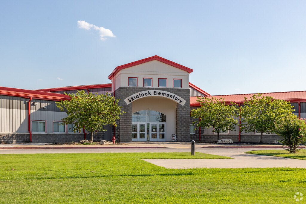 Skiatook Elementary School offers a dynamic learning environment.