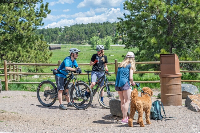 Homestead is in close proximity to many parks and trails that are perfect for hikers, bikers, and 4-legged friends.