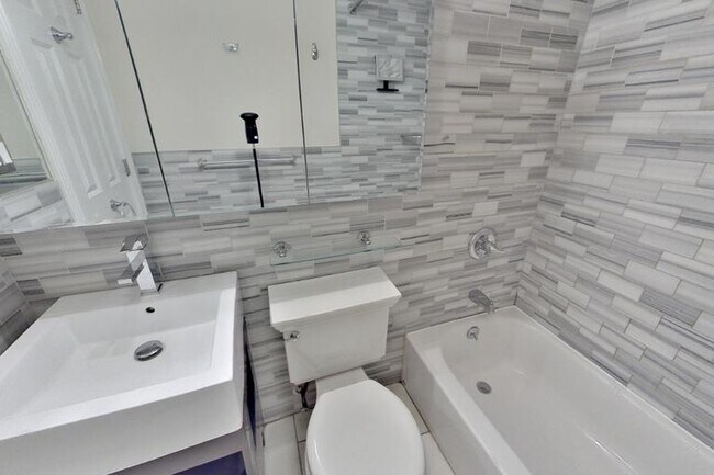 234 W 14th St unit B, New York, NY 10011 - photo 7