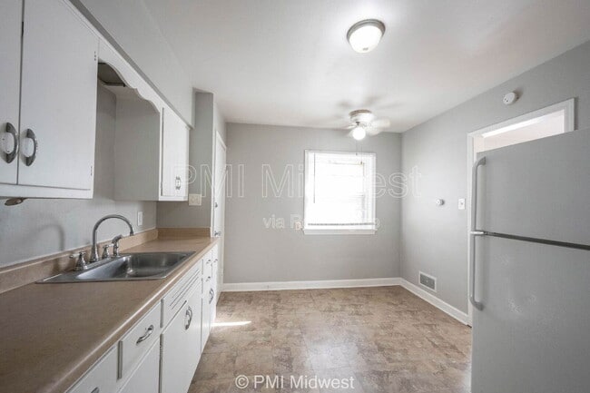 2512 Brookside Pkwy N Dr, Indianapolis, IN 46201 - photo 7