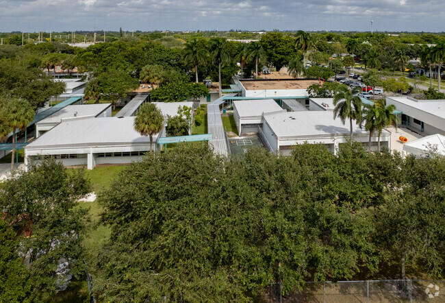 The large campus of Peters Elementary School in Plantation, FL.