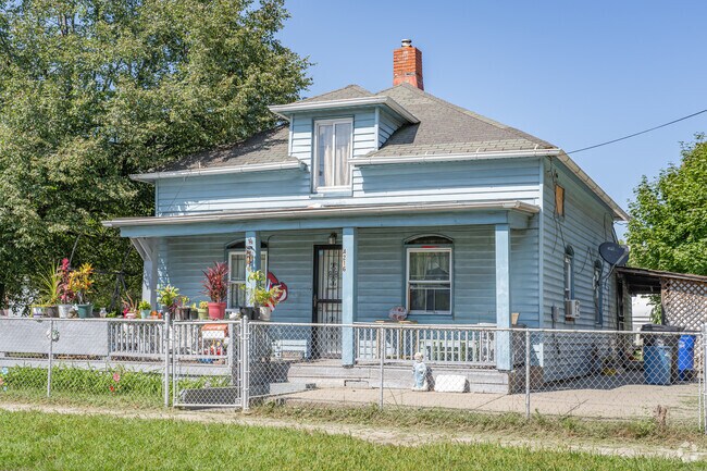 Older houses in Near West Side offer fixer-upper opportunities for new homeowners.