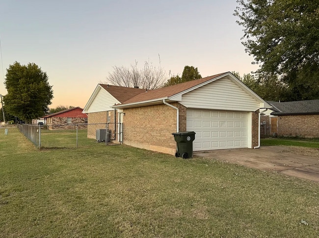 8801 Cedar Ln, Oklahoma City, OK 73110 - photo 2