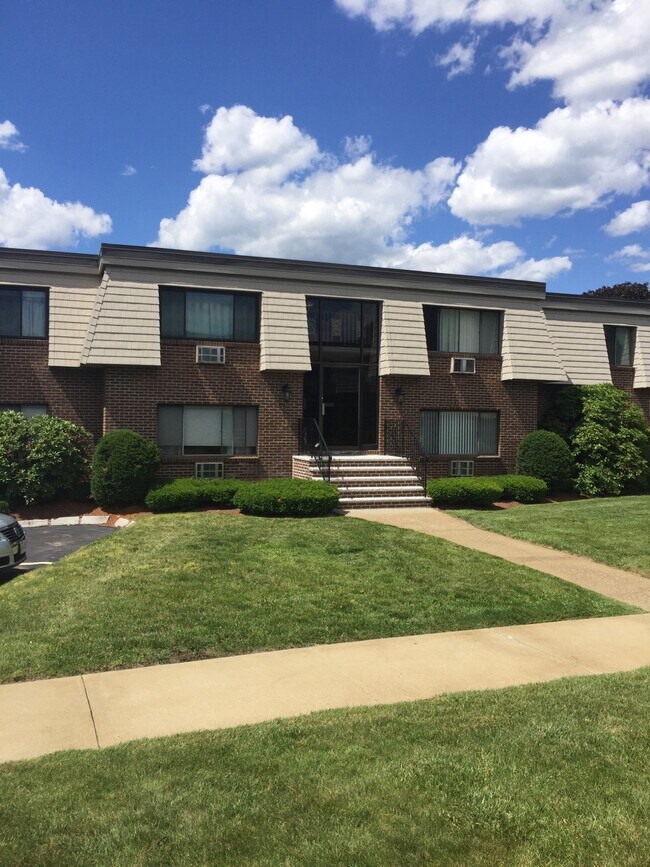 1 Hallmark Gardens unit 1, Burlington, MA 01803 - photo 2