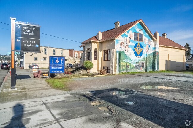 The Monroe Chamber of Commerce building features a mural in Monroe.