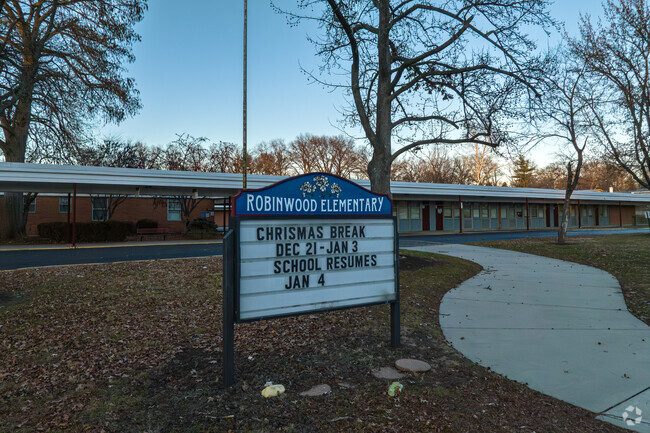 Robinwood Elementary School is located at 955 Durhake Rd.