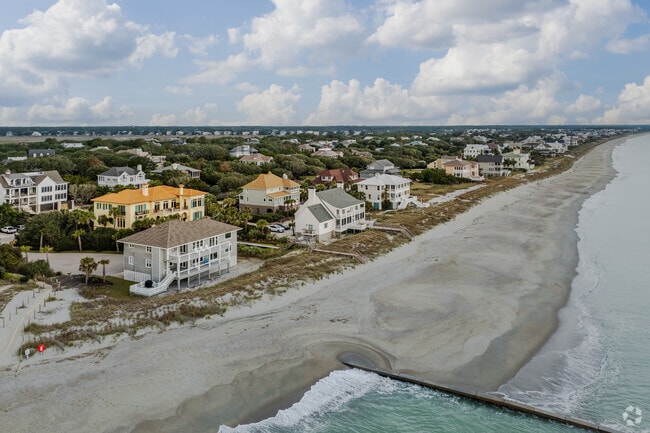 Explore one of the oldest beachside communities in South Carolina at DeBordieu Colony.
