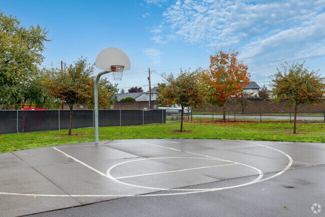 Oak Grove Neighborhood Park offers a basketball court and off‑leash dog area.