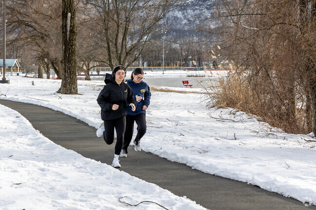 Joggers enjoy scenic paths around Peck’s Pond Park in West Haverstraw, surrounded by nature and fresh air.