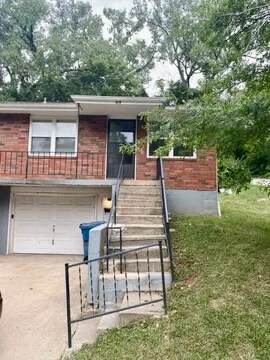 415 S Sugar Creek Blvd, Sugar Creek, MO 64054 - photo 1