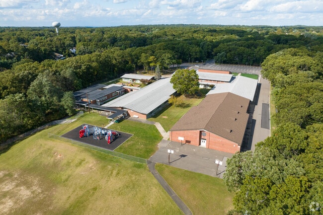 NID540017 Dogwood Elementary School is situated in between Smithtown, St. James, and Nesconset.