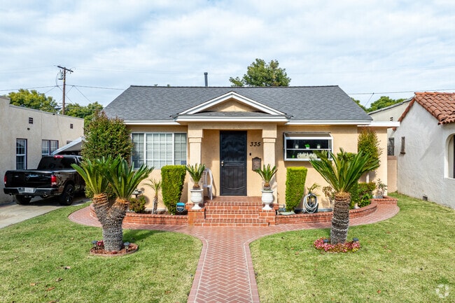 This cozy home in Dairy is well kept with green grass.