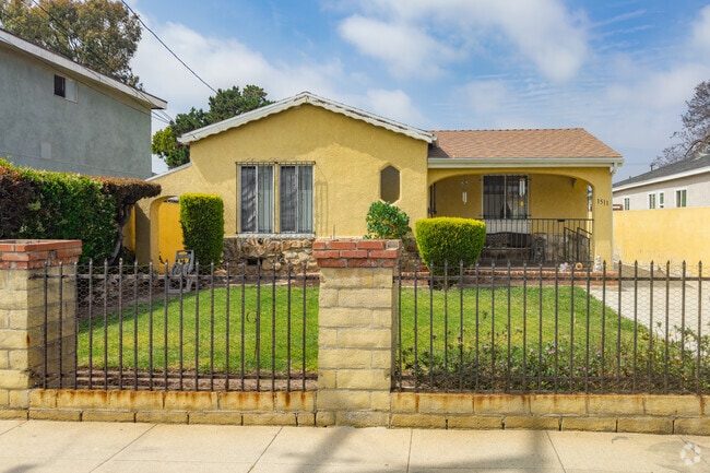 Warm bungalow in Westmont, Los Angeles