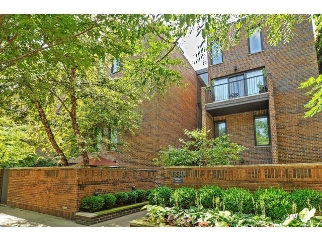 1340 N La Salle Dr unit 411, Chicago, IL 60610 - photo 2