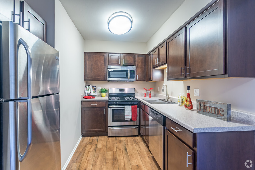 1BR,1.5BA,800SF