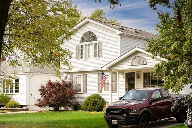 Colonials are very common in Paramount.