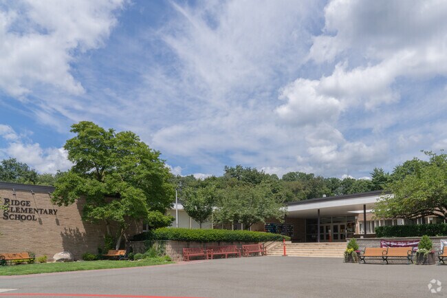 Ridge Elementary School serves students living in the Ridgewood neighborhood.