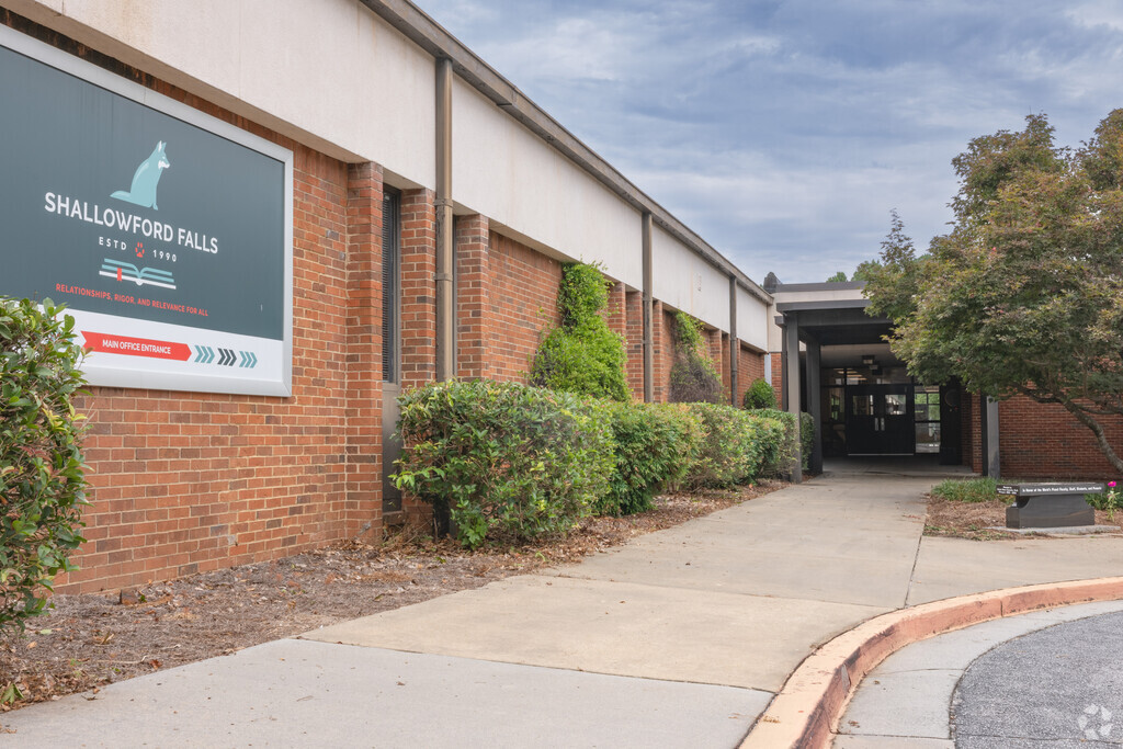 Main entrance to Shallowford Falls Elementary School in East Cobb, Marietta GA
