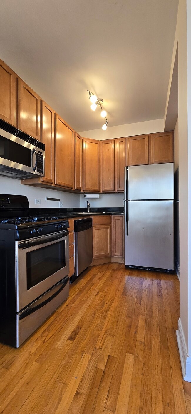 6812 N Wayne Ave unit 2B, Chicago, IL 60626 - photo 2