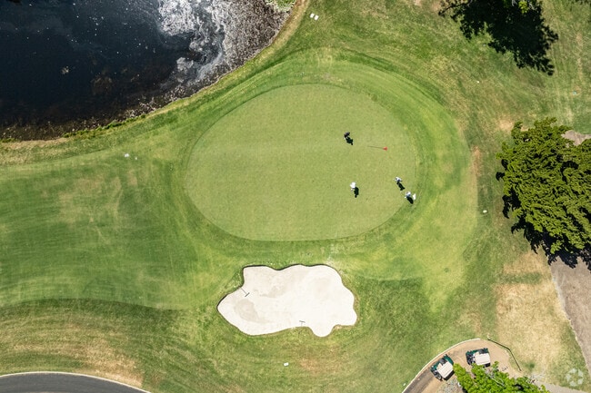 Residents of Los Cerritos love playing golf in the mild temperatures of Long Beach.