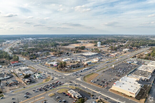 The intersection of US Hwy 84 and Ross Clark Circle is the busiest area of Dothan offering shopping and dining options.