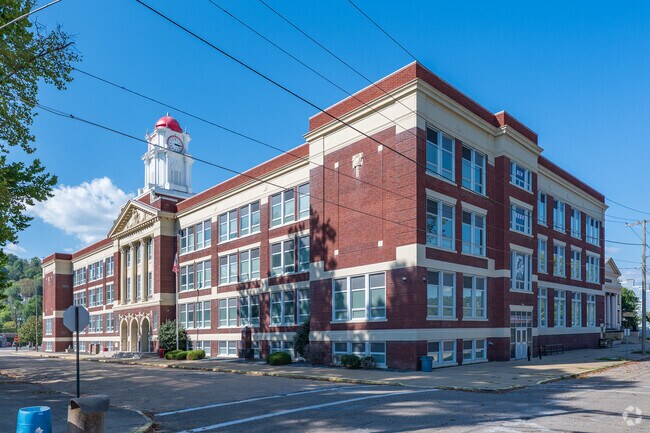 Niche gives Bellaire High School an overall rating of a C.