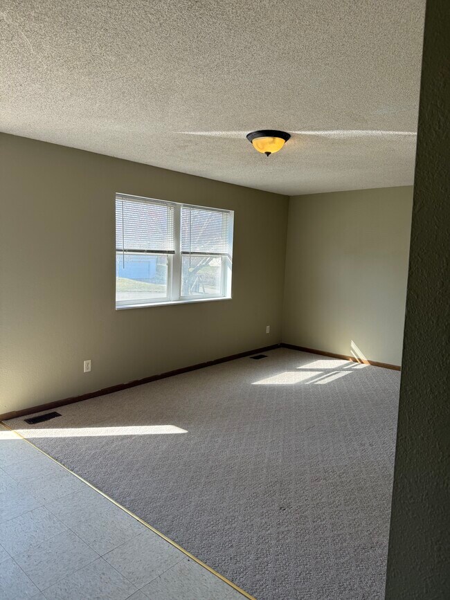 2207 Roma Ln, Country Club, MO 64505