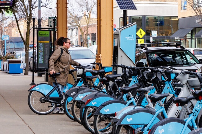 A bike station is conveniently located by the Southport "L" station.