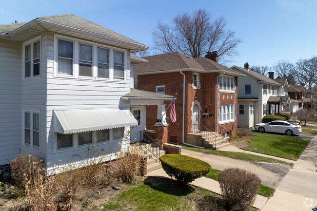 Home styles In Lake Cogardens include American Foursquare and Colonial Revival.