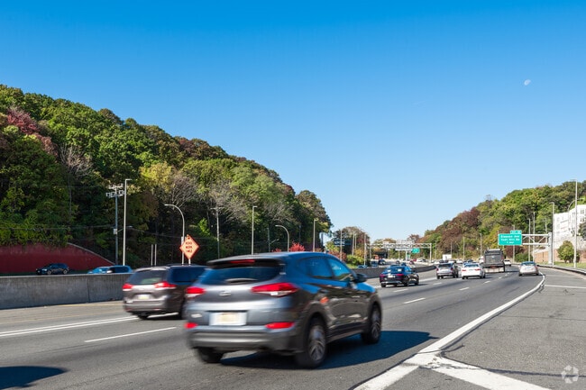 Staten Island Expressway is major highway accessible from New Dorp.