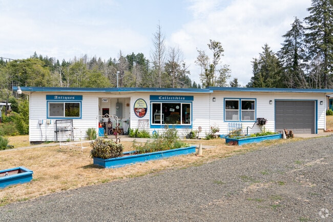 Sue Bear's Attic is the only retails store you'll find in the Rose Lodge neighborhood.