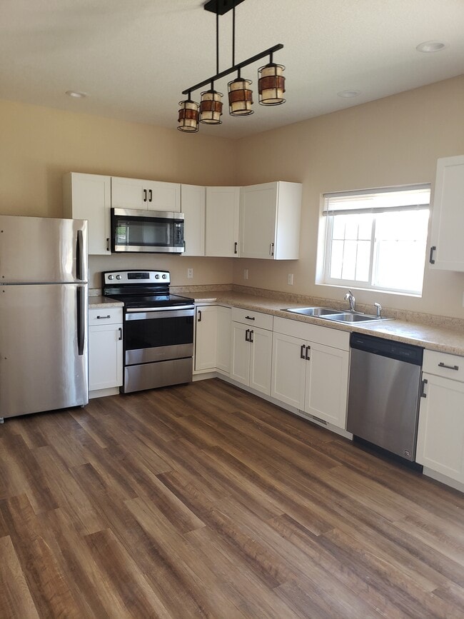 1637 5th St, Nevada, IA 50201 - photo 2