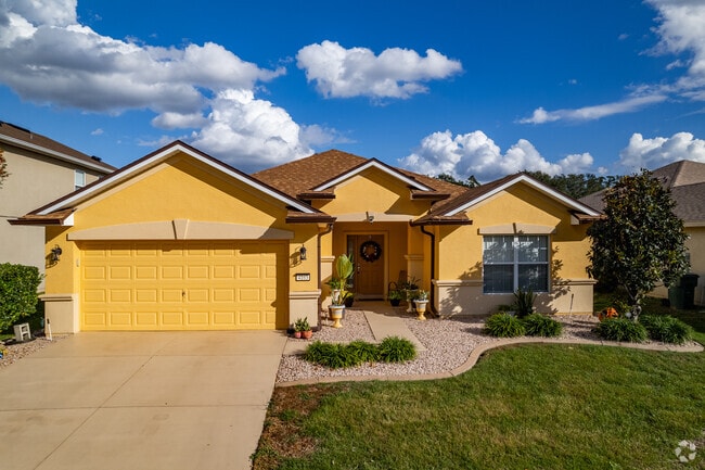 A beautiful new traditional home in the neighborhood of Cimarron in Ocala