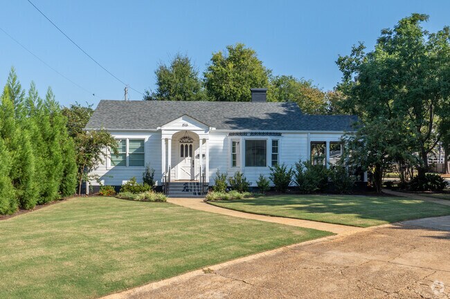 Find a peaceful cottage in University Area.