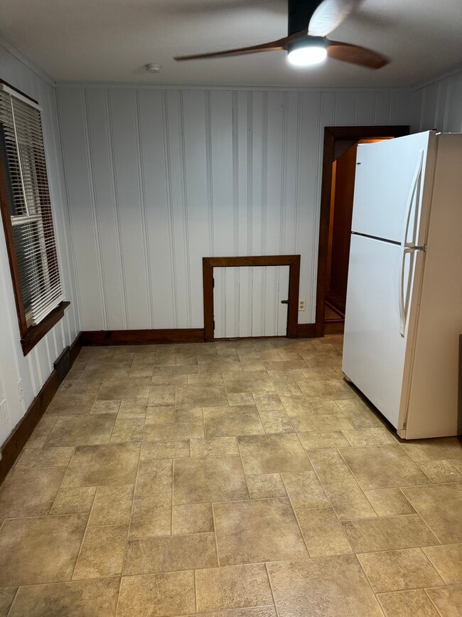 618 Leonard Ave unit Upper, Dekalb, IL 60115 - photo 5