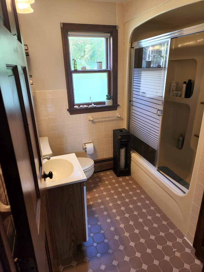 Bathroom on 1st floor