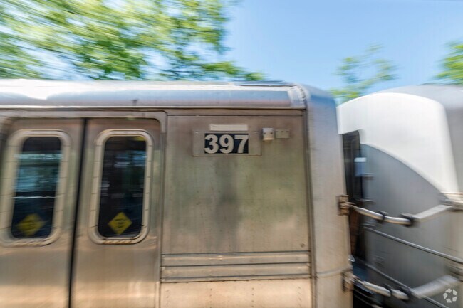Within the neighborhood, the Staten Island Rail Road connects residents to the Ferry.